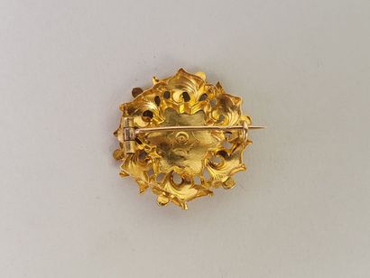 Brooch in 18K yellow gold (750°/°°) decorated...