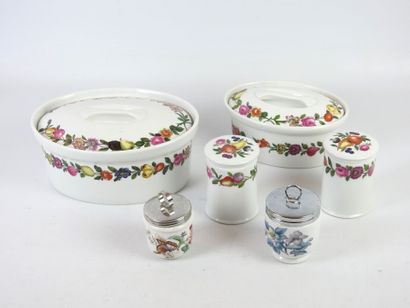 PORCELAIN OF PARIS: Set in porcelain decoration...