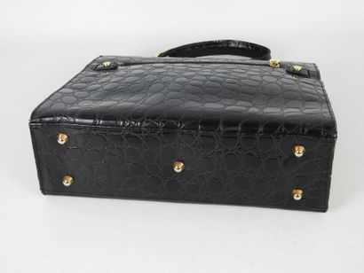 HANDBAG in black leather. 12 x 34 x 25 cm....