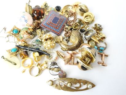 LOT OF JEWELRY : Brooches, rings, necklaces,...