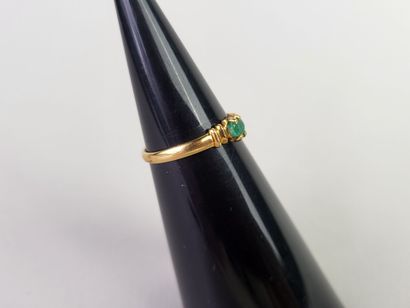 Ring in 18K (750°/°°) yellow gold centered...