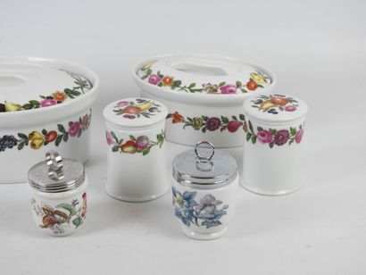 PORCELAIN OF PARIS: Set in porcelain decoration...