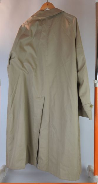 BURBERRYS': Trench coat for men. Size XL...