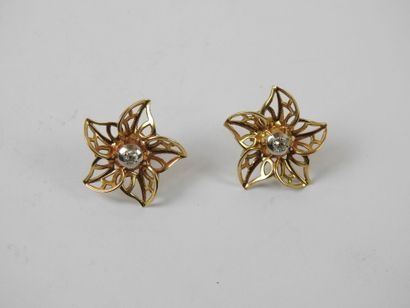 Pair of earrings in 18K gold with a brilliant...