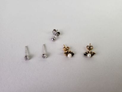 Lot of 2 pairs of 18K (750°/°°) gold stud...