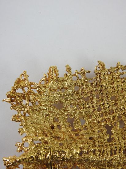 Large Brutalist brooch in gilded metal. 7.5...