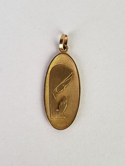 Oval religious medal in yellow gold 18K (750°/°°)...