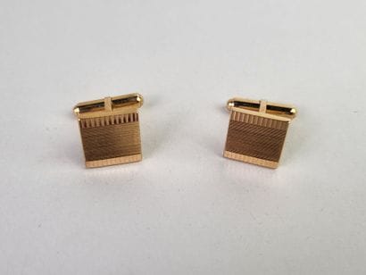 Pair of chased square cufflinks in 18K (750°/°°)...