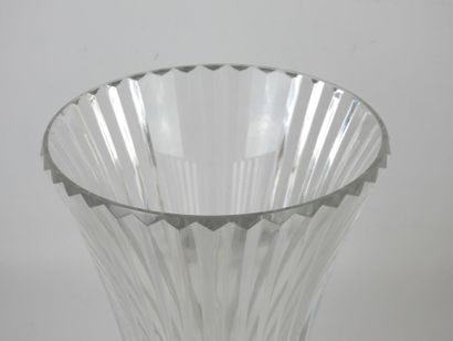 BACCARAT : Cut crystal vase. H.25 cm