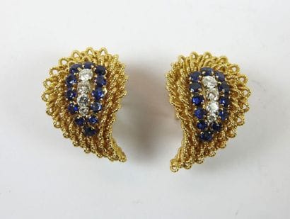 Pair of ear clips in gold 750/1000 decorated...