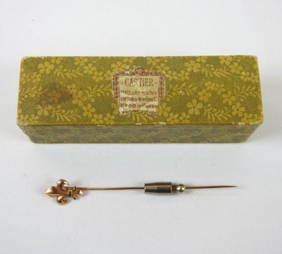 Tie pin Fleur de lys 18 carat gold. Weight...