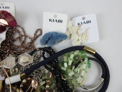 LOT OF JEWELRY FANTAISIE including bracelets,...