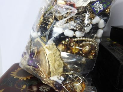 STRONG LOT of FANTAISIE including rings,...