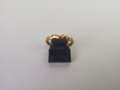 Ring in 18K (750°/°°) yellow gold, chased...