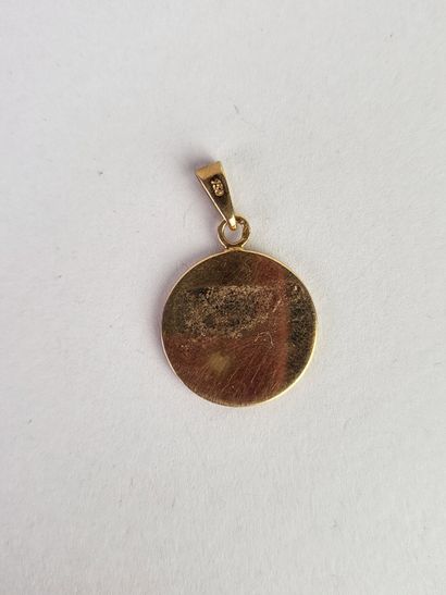 Circular medal in 18K yellow gold (750°/°°)...