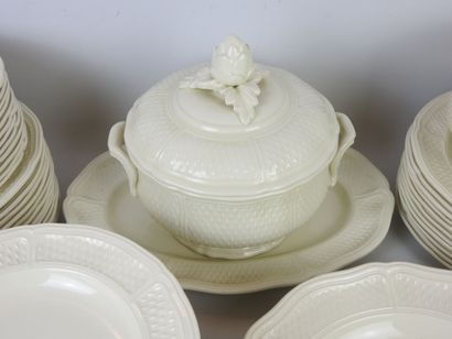 GIEN: Earthenware dinner service model Pont-Aux-Choux...