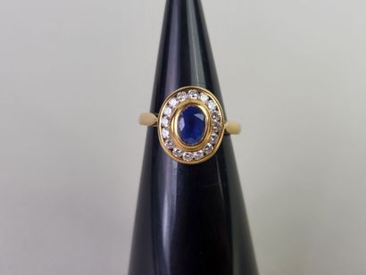 18K (750°/°°) yellow gold ring centered with...