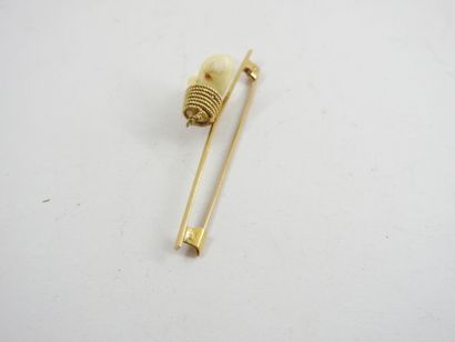 BROCHURE in yellow gold holding deer fangs....