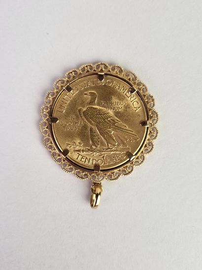 Pendant in 18K (750°/°°) yellow gold centered...