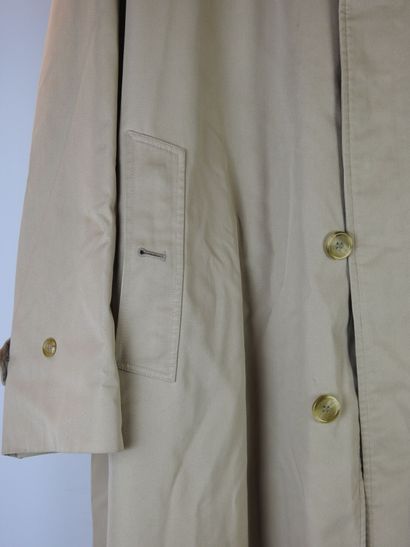 BURBERRYS': Trench coat for men. Size XL...
