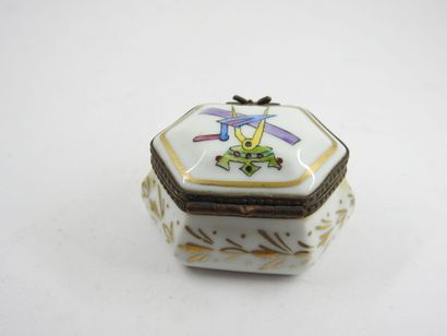 SMALL pill box in white porcelain with masonic...