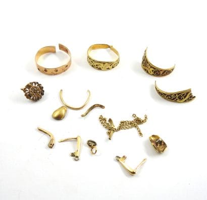 Gold jewelry 750 thousandth, broken. Gross...