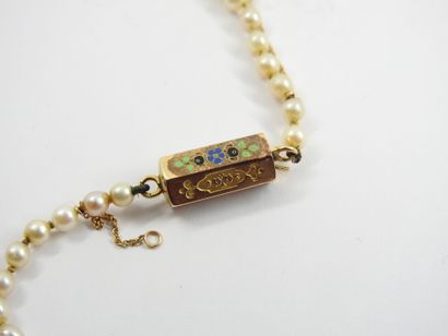 NECKLACE of pearls in fall, clasp in yellow...