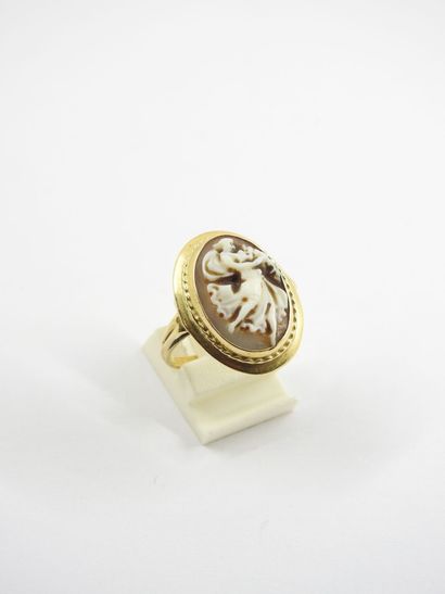 Yellow gold ring 750 thousandths with decoration...