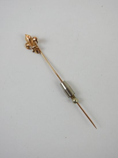 Tie pin Fleur de lys 18 carat gold. Weight...