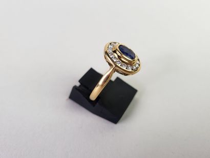 18K (750°/°°) yellow gold ring centered with...