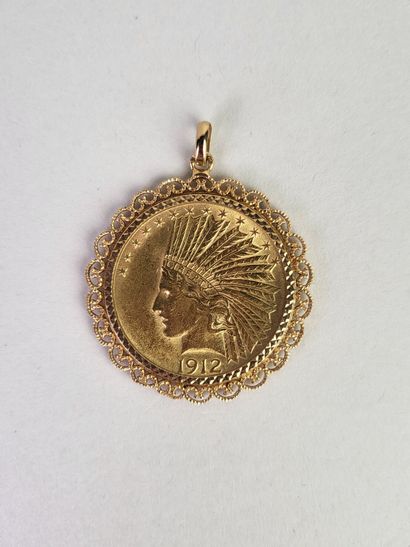 Pendant in 18K (750°/°°) yellow gold centered...