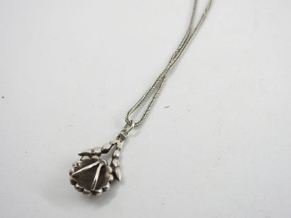 Silver chain and flower pendant. Gross weight:...