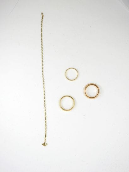 FOUR ALLIANCES and chain element in yellow...