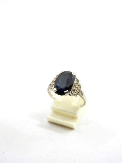 RING in platinum 750 thousandths decorated...