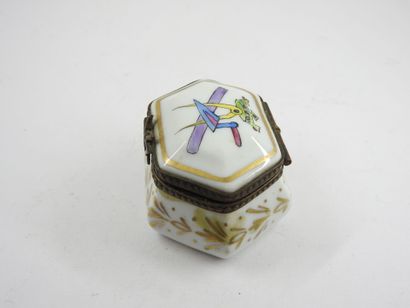 SMALL pill box in white porcelain with masonic...