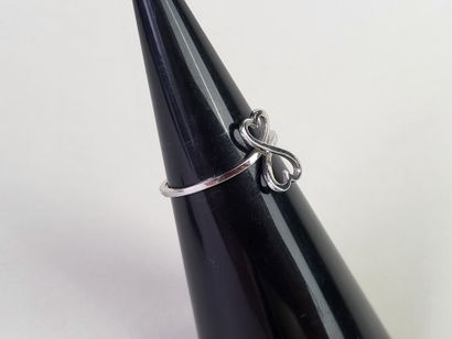 Ring in 18K (750°/°°) white gold with two...
