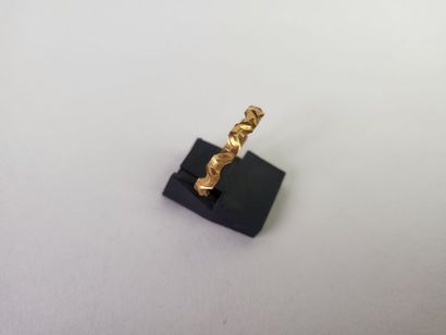 Ring in 18K (750°/°°) yellow gold, chased...