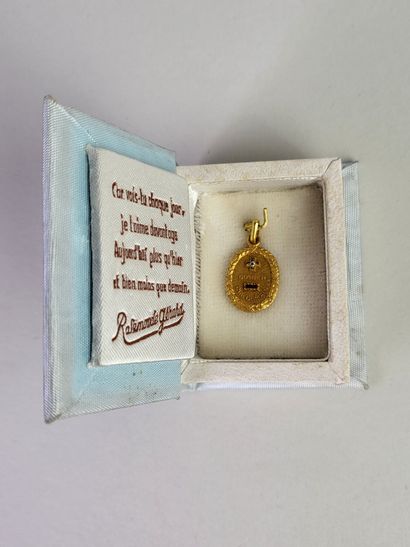 Oval medallion 