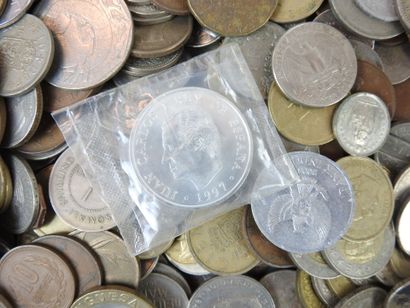LOT of World Coins in bulk in a Belinda cigar...