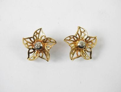 Pair of earrings in 18K gold with a brilliant...