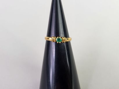 Ring in 18K (750°/°°) yellow gold centered...