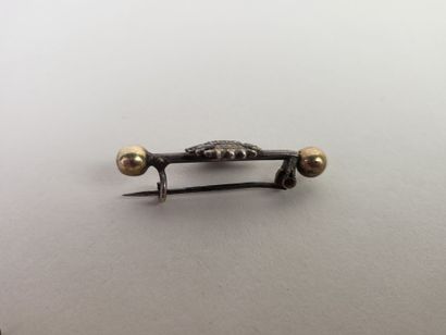 Small lot of 2 jewels including : 
- a silver...