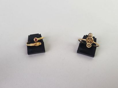 Lot of two 18K (750°/°°) yellow gold rings...