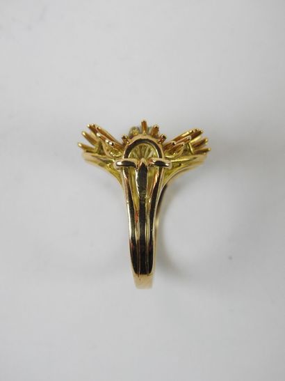 18K gold ring set with a small brilliant-cut...