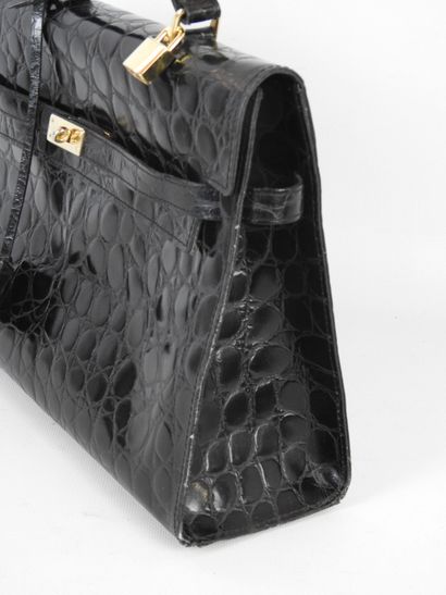 HANDBAG in black leather. 12 x 34 x 25 cm....