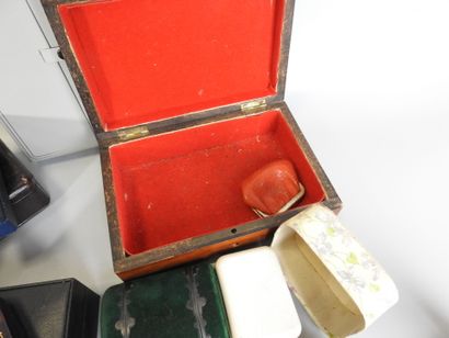 LOT including various cases, boxes, jewelry...