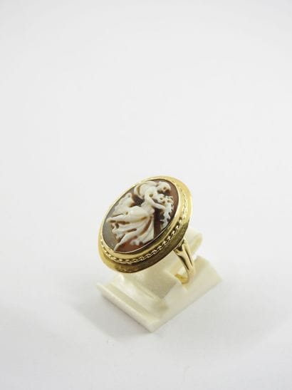 Yellow gold ring 750 thousandths with decoration...