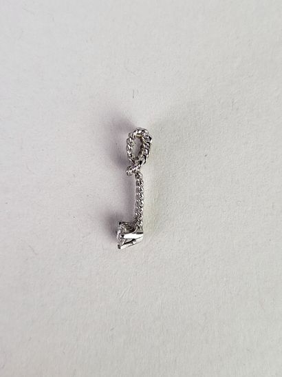 Twisted pendant in 18K (750°/°°) white gold...