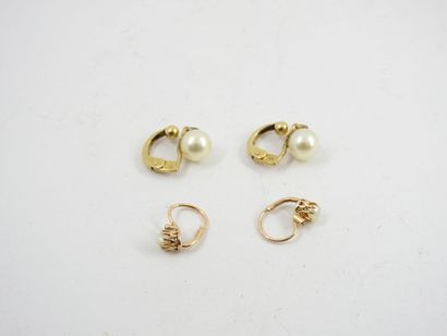 TWO PAIRS OF earrings in yellow gold 750...
