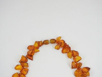 NECKLACE of amber beads. 22,6g. A broken...